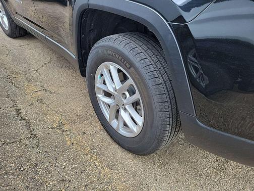 Diamond Black Crystal Pearlcoat 2024 Jeep Grand Cherokee Laredo