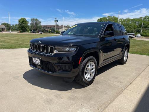 Diamond Black Crystal Pearlcoat 2024 Jeep Grand Cherokee Laredo