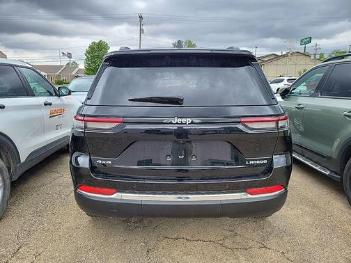 Diamond Black Crystal Pearlcoat 2024 Jeep Grand Cherokee Laredo