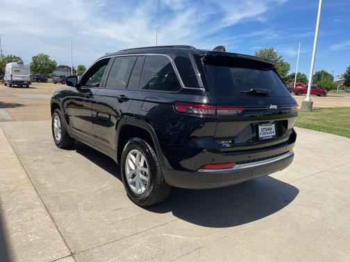Diamond Black Crystal Pearlcoat 2024 Jeep Grand Cherokee Laredo