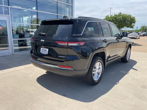 Diamond Black Crystal Pearlcoat 2024 Jeep Grand Cherokee Laredo
