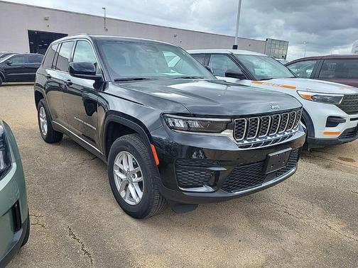 Diamond Black Crystal Pearlcoat 2024 Jeep Grand Cherokee Laredo