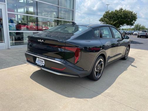 Aurora Black Pearl 2026 Kia K4 EX