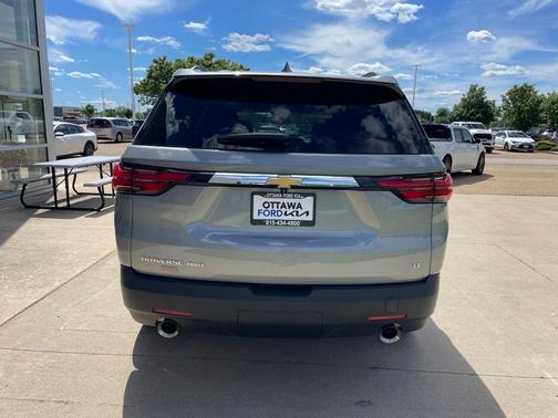 Sterling Gray Metallic 2023 Chevrolet Traverse LT Cloth