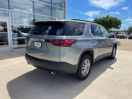 Sterling Gray Metallic 2023 Chevrolet Traverse LT Cloth