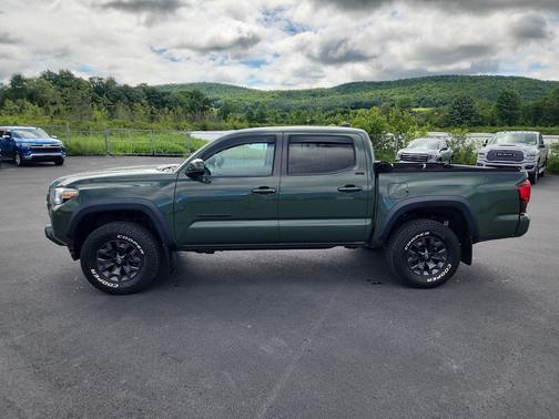 Gr/Bk 2021 Toyota Tacoma SR