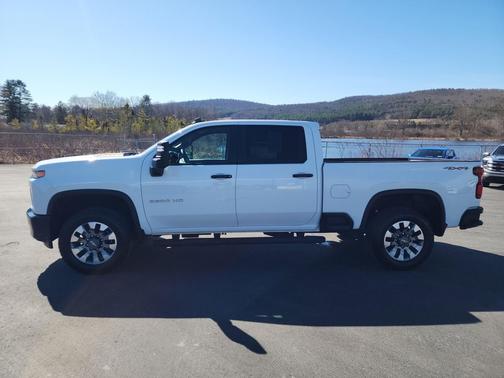 Summit White 2022 Chevrolet Silverado 2500 Custom