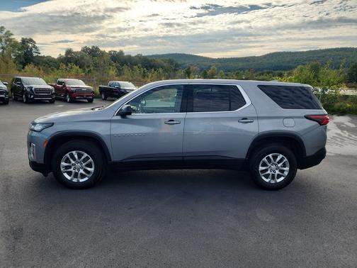 Sterling Gray Metallic 2023 Chevrolet Traverse LS