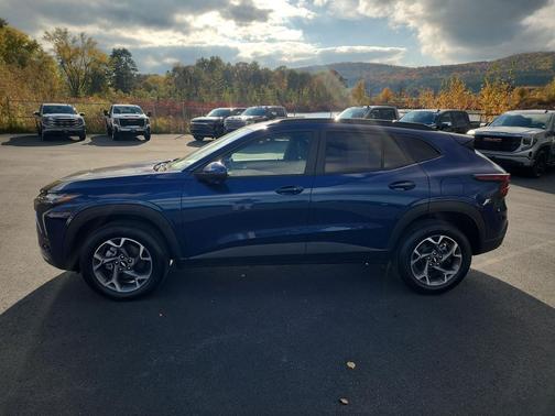 Blue Glow Metallic 2024 Chevrolet Trax LT