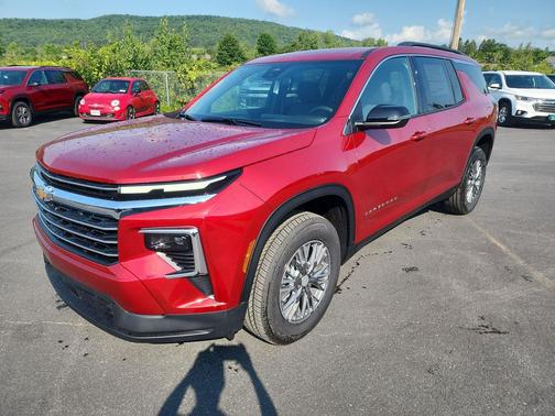 Radiant Red Tintcoat 2026 Chevrolet Traverse LT