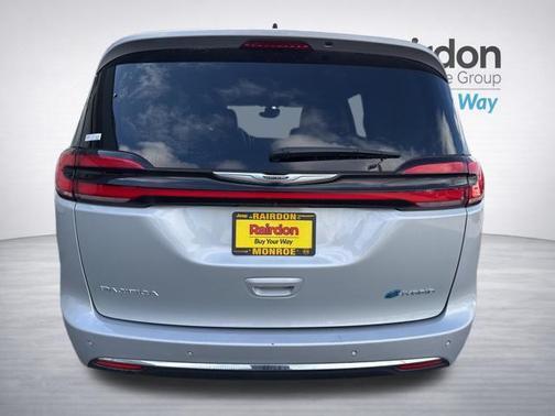 Silver Mist Clearcoat 2023 Chrysler Pacifica Hybrid Limited