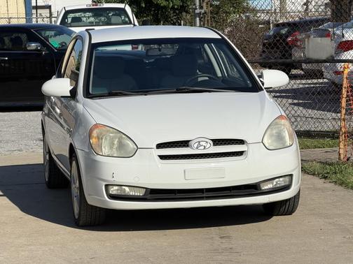 Pearl White 2009 Hyundai Accent SE