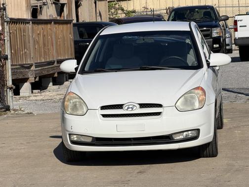 Pearl White 2009 Hyundai Accent SE