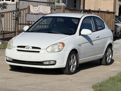 Pearl White 2009 Hyundai Accent SE