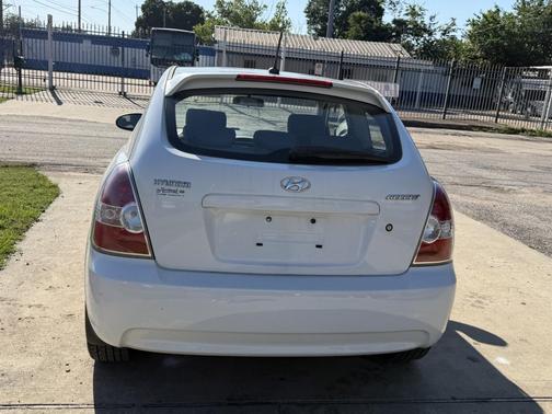 Pearl White 2009 Hyundai Accent SE