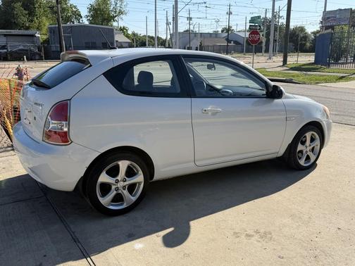 Pearl White 2009 Hyundai Accent SE