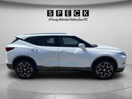 Iridescent Pearl Tricoat 2024 Chevrolet Blazer Premier