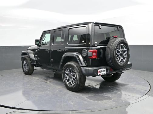 2024 Jeep Wrangler 4-Door Sahara 4x4