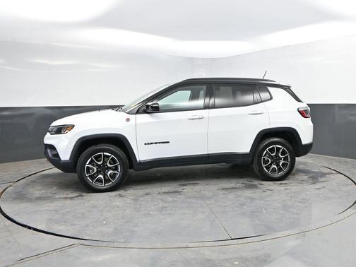 Bright White Clearcoat 2025 Jeep Compass Trailhawk