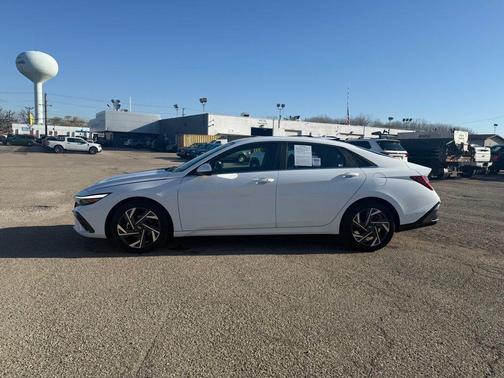 2025 Hyundai ELANTRA SEL