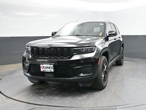 Diamond Black Crystal Pearlcoat 2025 Jeep Grand Cherokee Altitude