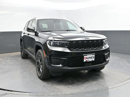 Diamond Black Crystal Pearlcoat 2025 Jeep Grand Cherokee Altitude