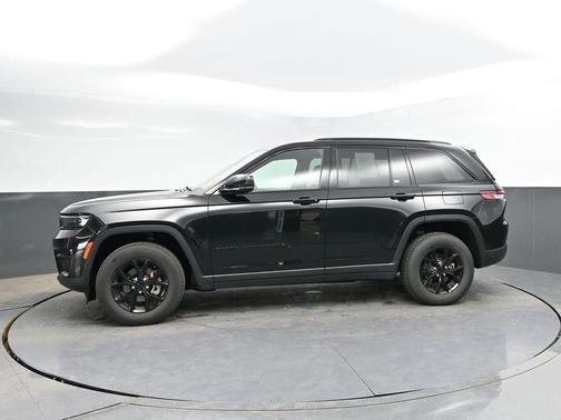 Diamond Black Crystal Pearlcoat 2025 Jeep Grand Cherokee Altitude