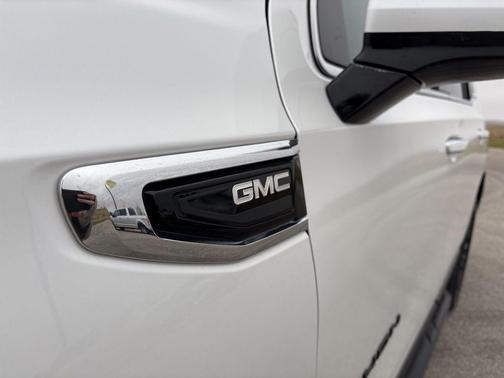White Frost Tricoat 2023 GMC Yukon SLT