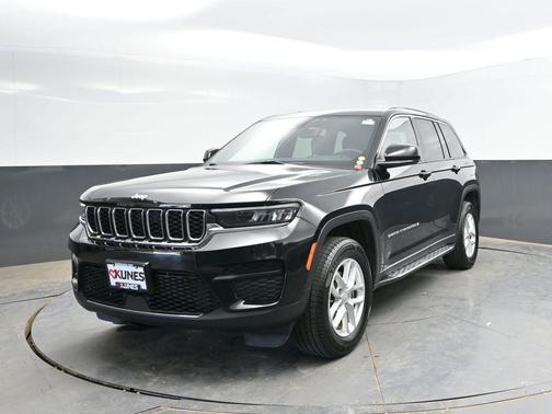 Diamond Black Crystal Pearlcoat 2024 Jeep Grand Cherokee Laredo