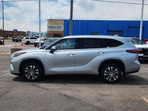 Celestial Silver Metallic 2021 Toyota Highlander XLE