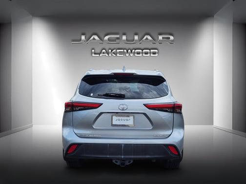 Celestial Silver Metallic 2021 Toyota Highlander XLE