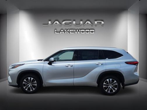 Celestial Silver Metallic 2021 Toyota Highlander XLE