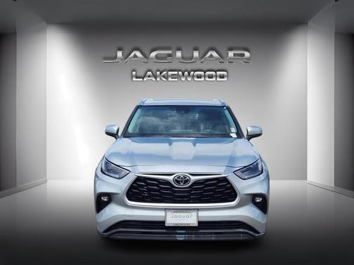 Celestial Silver Metallic 2021 Toyota Highlander XLE