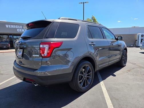 Magnetic Metallic 2018 Ford Explorer XLT
