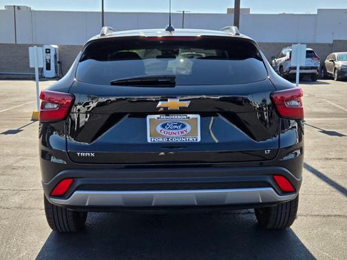 Mosaic Black Metallic 2025 Chevrolet Trax LT