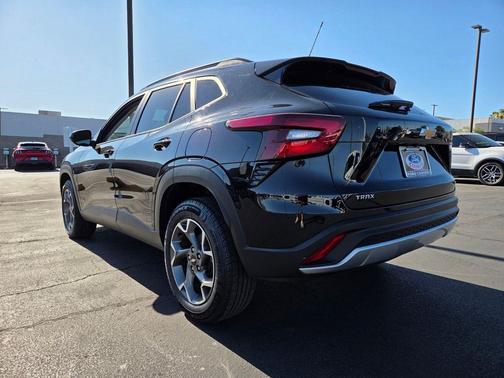 Mosaic Black Metallic 2025 Chevrolet Trax LT