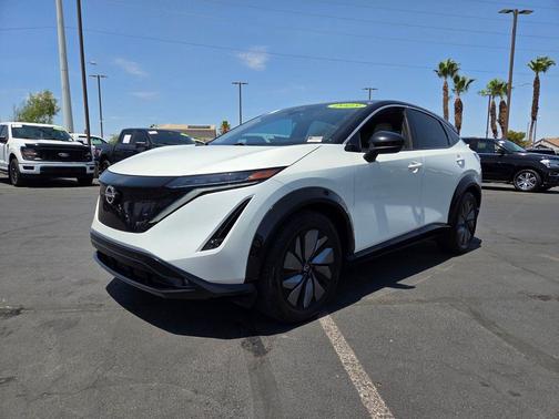 Everest White Pearl Tricoat/Black Diamond Pearl 2023 Nissan ARIYA EVOLVE+