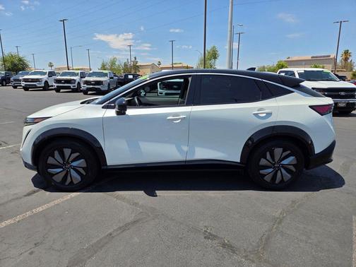 Everest White Pearl Tricoat/Black Diamond Pearl 2023 Nissan ARIYA EVOLVE+