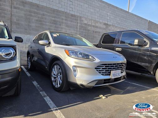 Iconic Silver Metallic 2022 Ford Escape Titanium