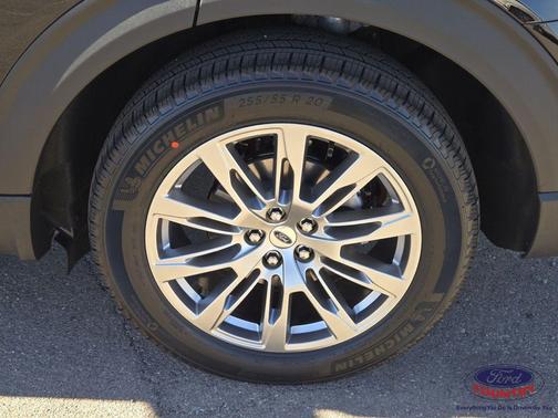 Agate Black Metallic 2026 Ford Explorer Platinum