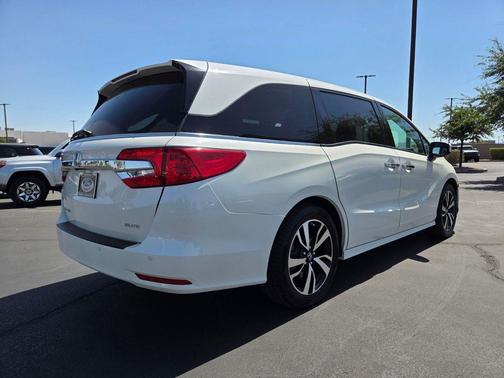 White Diamond Pearl 2019 Honda Odyssey Elite