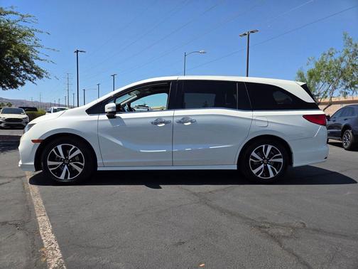 White Diamond Pearl 2019 Honda Odyssey Elite