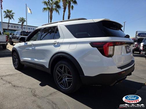 Star White Metallic Tri-Coat 2026 Ford Explorer ST-Line