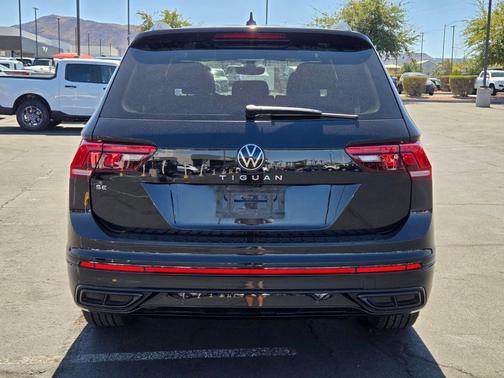 Deep Black Pearl 2022 Volkswagen Tiguan 2.0T SE R-Line Black