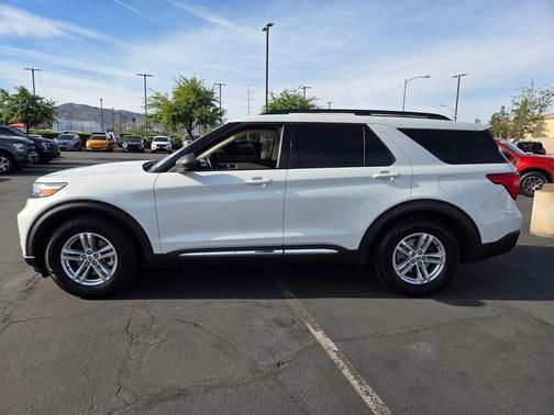 Star White Metallic Tri-Coat 2022 Ford Explorer XLT