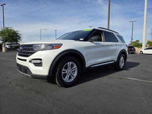 Star White Metallic Tri-Coat 2022 Ford Explorer XLT