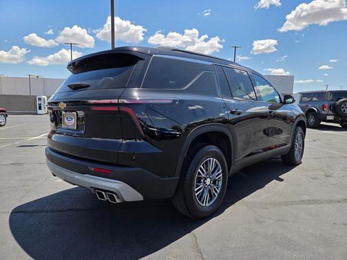 Mosaic Black Metallic 2025 Chevrolet Traverse LT