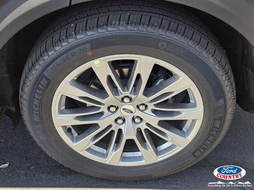 Star White Metallic Tri-Coat 2026 Ford Explorer Platinum