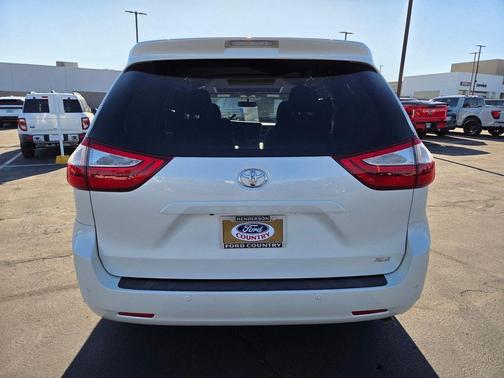 2017 Toyota Sienna SE