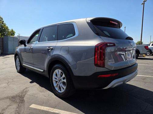 Everlasting Silver 2021 Kia Telluride LX